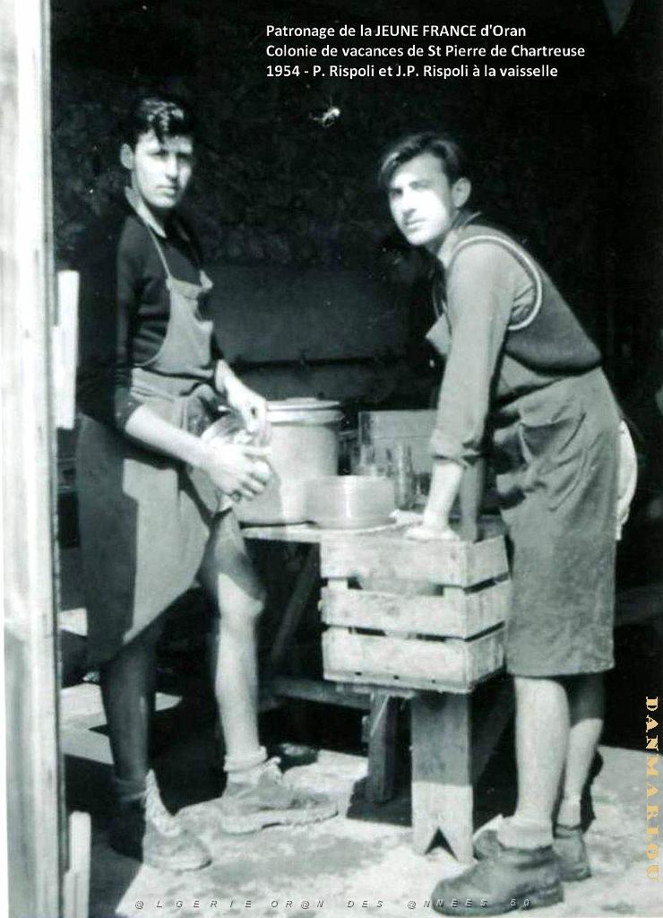 COLO JEUNE FRANCE 1954 P. Rispoli et J.P. Esclapez a la vaisselle.jpg